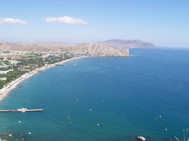 Deniz kıyısının yukarısından bak. Güzel sakin deniz, rahatlama, güneş, iyi ruh hali..