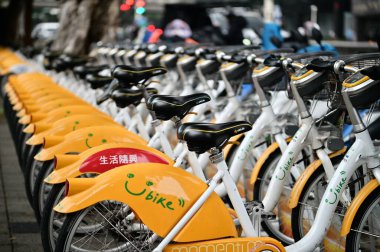Tayvan - 03 Mart 2024: YouBike (2009): Tayvan 'ın uygun kullanımı, ekonomik fiyatları ve çevre konseptiyle bilinen en büyük bisiklet paylaşım markası.