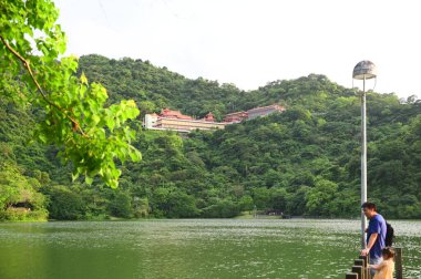 TWN-06.22.24: Yilan 'ın Dongshan' ındaki Meihua Gölü, bereketli tepelerle çevrili yürüyüş, bisiklet ve tekne gezisi için idealdir. Yakınlardaki Sanqing Tapınağı çarpıcı mimarisi ve barışçıl çevresiyle ünlüdür.
