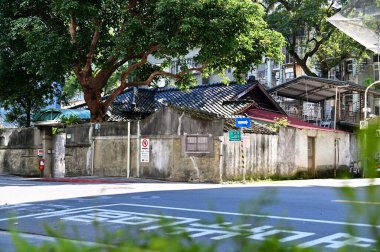 TW-01.29.24: Güneşli bir öğleden sonra, Taipei 'nin Da' an Bölgesi 'ndeki en eski kültürel sokaklarından biri olan JinHua Caddesi' nde. Taipei 'yi keşfetmek için harika bir başlangıç noktası: MRT Da' an Orman Parkı ve MRT Guting İstasyonları yakınında.