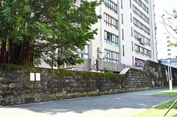 TW-01.29.24: Taipei Hapishane Duvarları, Taipei 'nin eski şehir duvarlarından yapılmış Japonya yönetiminin kalıntılarıdır. Jinshan Güney Yolu Bölüm 2 'deler ve şu anda tarihi yerlerdeki Yargı Köyü' ndeler..