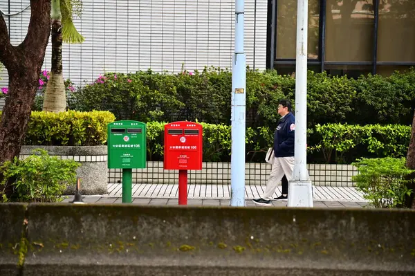 Tayvan - 29 Ocak 2024: Taipei City kaldırımında bir Chunghwa posta kutusuna yakın çekim. Chunghwa Post (1896): Tayvan posta servisi (mektuplar, paketler). Ekonomik büyümeyi yürüten önemli devlet işleri.