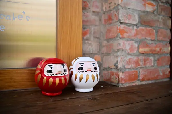 Tayvan - 29 Ocak 2024 Daruma para bankaları iyi şans ve refahı sembolize eden popüler şans tılsımlarıdır. Kırmızı cüppeli yuvarlak Daruma bebeklerine benziyorlar, azim ve dayanıklılığı temsil ediyorlar..