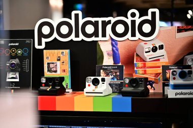 Tayvan - 16 Mart 2024: Polaroid Şirketi tarafından 1943 'te icat edilen Polaroid hazır kamera, dünya çapında fotoğraf meraklıları tarafından sevilen eşsiz anlık görüntüleme özelliği ve retro tarzıyla ünlüdür..