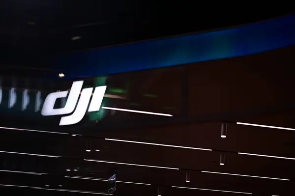 Tayvan - Mar 16, 2024: DJI, 2006 yılında kurulmuş bir Çin teknoloji lideri, dünyanın en iyi insansız hava araçları, hava kameraları ve el kameralarıyla bilinen insansız hava aracı üreticisi..