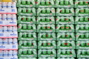 Tayvan - 28 Temmuz 2024: İçlerinde yeşil şişeler bulunan ve dağıtıma hazır klasik bir alkollü içecek sergilenen Heineken biraları düzgünce istiflenmiş kutular.