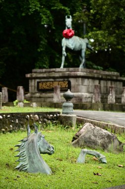 Tayvan - 27 Temmuz 2024: Yilan Şehitleri Tapınağı 'nda Yilan ilan Parkı' na yerleştirilmiş görkemli bir bronz at heykeli keşfedin. Kendinizi Tayvan 'ın zengin tarihi ve kültürüne daldırın.