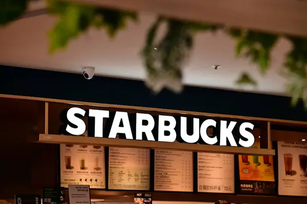 stock image Founded in 1971 in Seattle, Starbucks transformed coffee from a simple beverage into a lifestyle experience, driving the growth of coffee cultivation and trade.