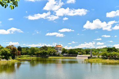 Tainan 'ın Xinhua bölgesindeki Hutoupi Reservoir Tayvan' ın ilk rezervuarı, göl gezintisi ve tekne gezintisi gibi aktivitelerle tarihin, kültürün ve doğal güzelliğin zengin bir karışımını sunuyor..