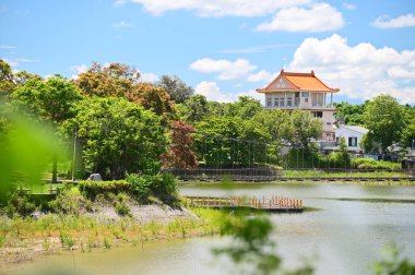 Tainan 'ın Xinhua bölgesindeki Hutoupi Reservoir Tayvan' ın ilk rezervuarı, göl gezintisi ve tekne gezintisi gibi aktivitelerle tarihin, kültürün ve doğal güzelliğin zengin bir karışımını sunuyor..