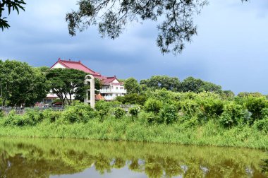 Tainan 'ın Houbi Bölgesi' ndeki Xiao Nan Hai Gölü, bir göl etrafında bulunan doğal bir parktır. Sol taraftaki Putuo Zen Tapınağı 'nın adı Güney Denizi' ndeki Guanyin 'e ithaf edilmiştir..