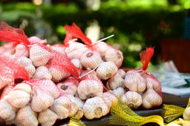Taze sarımsağın zengin lezzetlerini keşfedin. Dünya çapında sevilen bir mutfak malzemesi. Geleneksel bir pazarda..