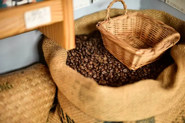 Çuval bezine yerleştirilmiş kahve çekirdekleri zengin dokularını ve aromalarını sergiliyor. Çuval bezi, kahvenin sunumuna kırsal bir dokunuş katıyor..