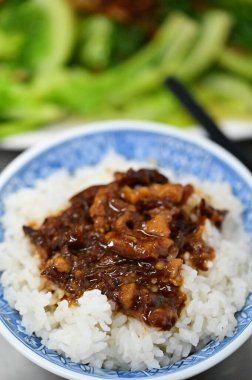 Lezzetli haşlanmış domuz pirinci, taze domuz eti ve soya sosunu birleştirir. Bu yemek, beyazlatılmış sebzelerin ferahlatıcı tadı, zenginlik ve tazeliği dengeleyen ışıkla tamamlanır..