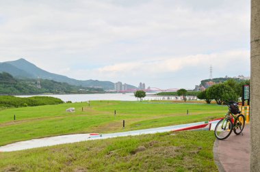 Shezidao Taitou Parkı doğa ve kültürü harmanlayarak nehir kenarındaki bisiklet yolları sunuyor. Sürücüler Guanyinshan ve Guandu Köprüsü 'nün huzurlu şehir kaçışının keyfini çıkarıyorlar..