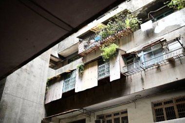 Taipei 'deki Shezi Polis Köyü' nün bir köşesinde 50 yıllık bir pencere ve demir parmaklıklarla süslenmiş bir koridor var. Şehir yenileniyor..