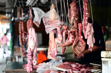 Pazardaki bu hareketli domuz ahırında deri, sakatat, kulak ve et gibi çeşitli domuz ürünleri sunuluyor. Geleneksel pazarların çok yönlülüğü ve mutfak mirasını ön plana çıkarıyor..