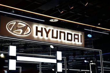 Tayvan - 03 Kasım 2024: Kore 'nin en büyük otomobil üreticisini temsil eden Hyundai logosu, sedan, SUV ve EVs gibi yenilikleri, kaliteyi ve çeşitli ürün hatlarını sembolize etmektedir..