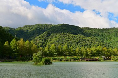 Yilan 'ın Yuanshan kasabasında yuva yapmış olan Wanglongpi, mavi gökyüzünün altında parıldıyor. Kristal berraklığındaki göl, yeşil dağları yemyeşil eder. Huzurlu ve görkemli bir manzara yaratır..