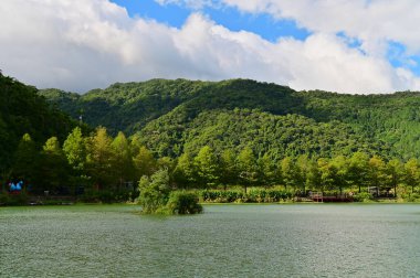 Yilan 'ın Yuanshan kasabasında yuva yapmış olan Wanglongpi, mavi gökyüzünün altında parıldıyor. Kristal berraklığındaki göl, yeşil dağları yemyeşil eder. Huzurlu ve görkemli bir manzara yaratır..
