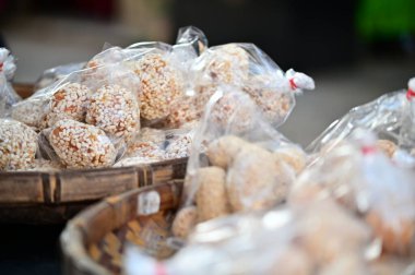 Tahta sepet, Tayvan Ma-Lao 'su, pirinç ve taro aperatifi, şeker ve susamlı. Daha fazla paketlenmiş tedavinin bulanık arkaplanı ve sığ alan derinliği.