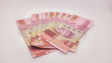 Geleneksel Cava oymalı kapıları (Gebyok), genellikle meşe ağacından yapılır ve ev kapıları için kullanılır..