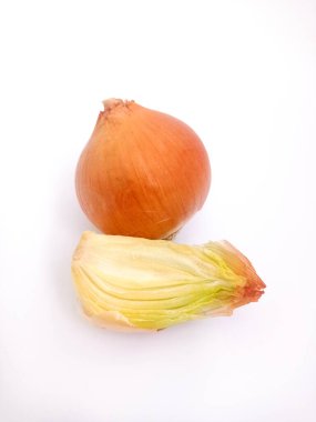 Doğranmış soğanın yanında soyulmamış bir soğanın görüntüsünü kapat..