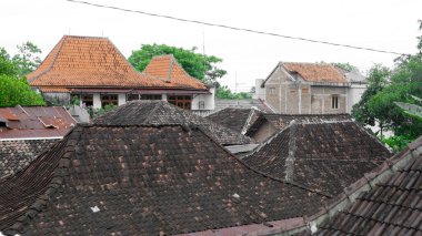 Yoğun nüfuslu köylerin geleneksel kiremit çatıları