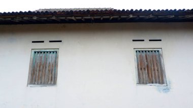 Geleneksel klasik pencereler ahşap ve ahşap bölmelerden yapılmıştır.