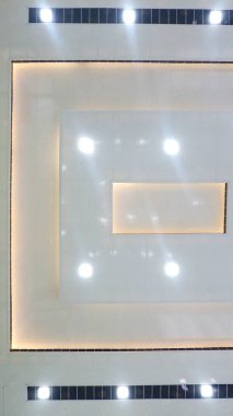 PVC ve parlak ışıkları olan ev tavanı