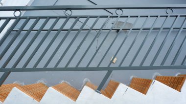 Kırmızı tuğla motifli seramik ve gri demir tırabzanlarla kalıcı ev merdivenleri.