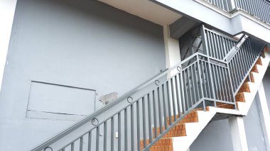Gri demir parmaklıkları olan kalıcı ev merdivenleri