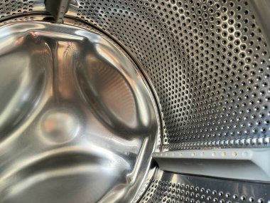 Çamaşır makinesinin parlak krom kaplamalı iç görünüşü