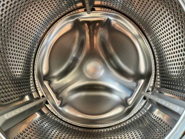 Çamaşır makinesinin parlak krom kaplamalı iç görünüşü