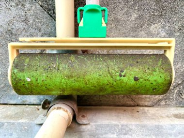 Halıyı temizlemek için kirli yeşil yapışkan pamuklu paspası kapat