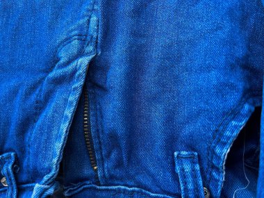 Cebi ve fermuarı olan kot pantolonun yakın görüntüsü