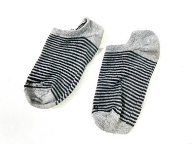 Beyaz arka planda siyah çizgili gri bilekli kısa çoraplar.