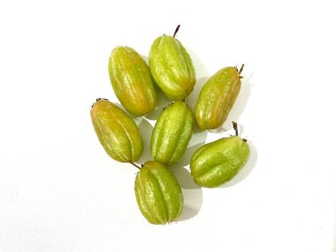 Taze yeşil bilimbi meyvesi grubu beyaz arka planda izole edilmiş ekşi bir tat ile