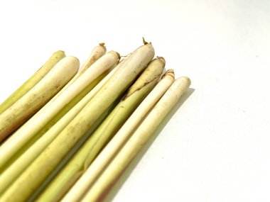 Beyaz arka planda izole edilmiş taze limon çimi bitkisi grubu