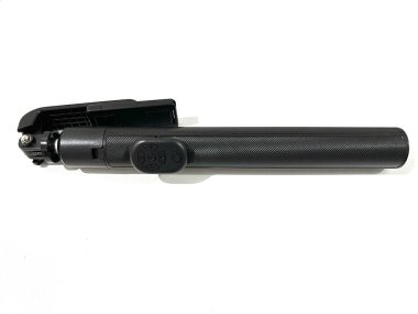 Beyaz arkaplanda kablosuz uzaktan izole edilmiş katlanmış akıllı telefon tripodu