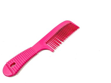 Plastikten yapılmış tek bir pembe saç tarağı beyaz arka planda izole edilmiş.
