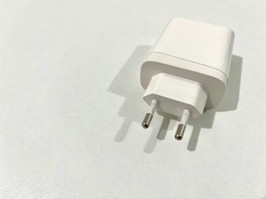 Akıllı telefon ve beyaz arkaplanda izole edilmiş diğer cihazlar için USB hızlı şarj başlığı veya güç adaptörü