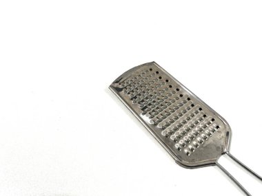 Beyaz arkaplanda küçük krom metalik rendeleyici izole