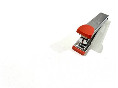 Çalışma ve çalışma amaçları için tek bir zımba ofis kırtasiyesi beyaz arka planda izole edilmiş