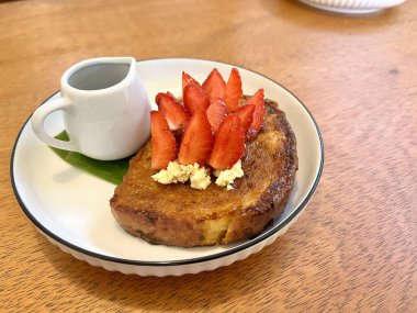 Fransız tostu çilek meyveli, çilekli reçelli ve peynirli. 