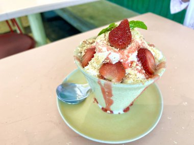 Kore usulü buzlu tatlı ve peynirli pasta. Adı Çilekli Bingsoo. Restoranda servis ediliyor.