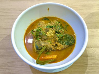 Bir kase ton balığı, Endonezya usulü geleneksel ton balığı ve masada servis edilen baharatlı kırmızı çorbadan yapılır.