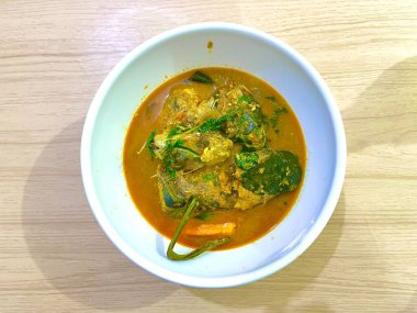 Bir kase ton balığı, Endonezya usulü geleneksel ton balığı ve masada servis edilen baharatlı kırmızı çorbadan yapılır.