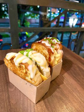 Biftek, yumurta, acı sos ve mayonezli ızgara tost ekmeği.