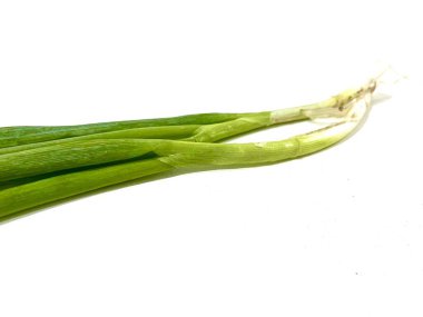 Taze yeşil soğan ya da kökü beyaz arkaplanda izole edilmiş yeşil soğan ya da soğan.